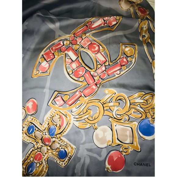 Chanel Scarf in pure silk, Large light grey CC center logo 90cm X 90cm - Picture 2 of 12